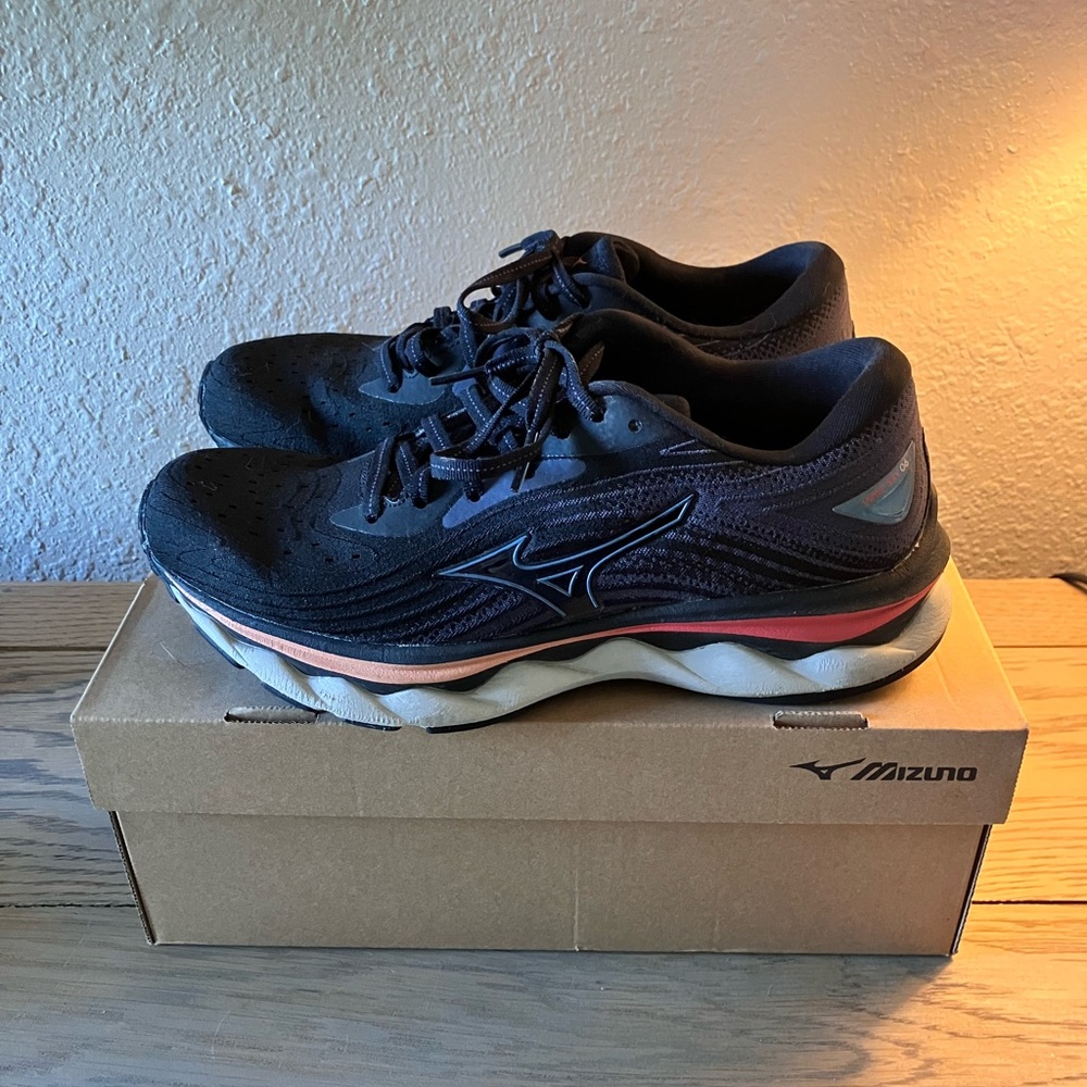 Mizuno Women's Black and Pink Running Shoes